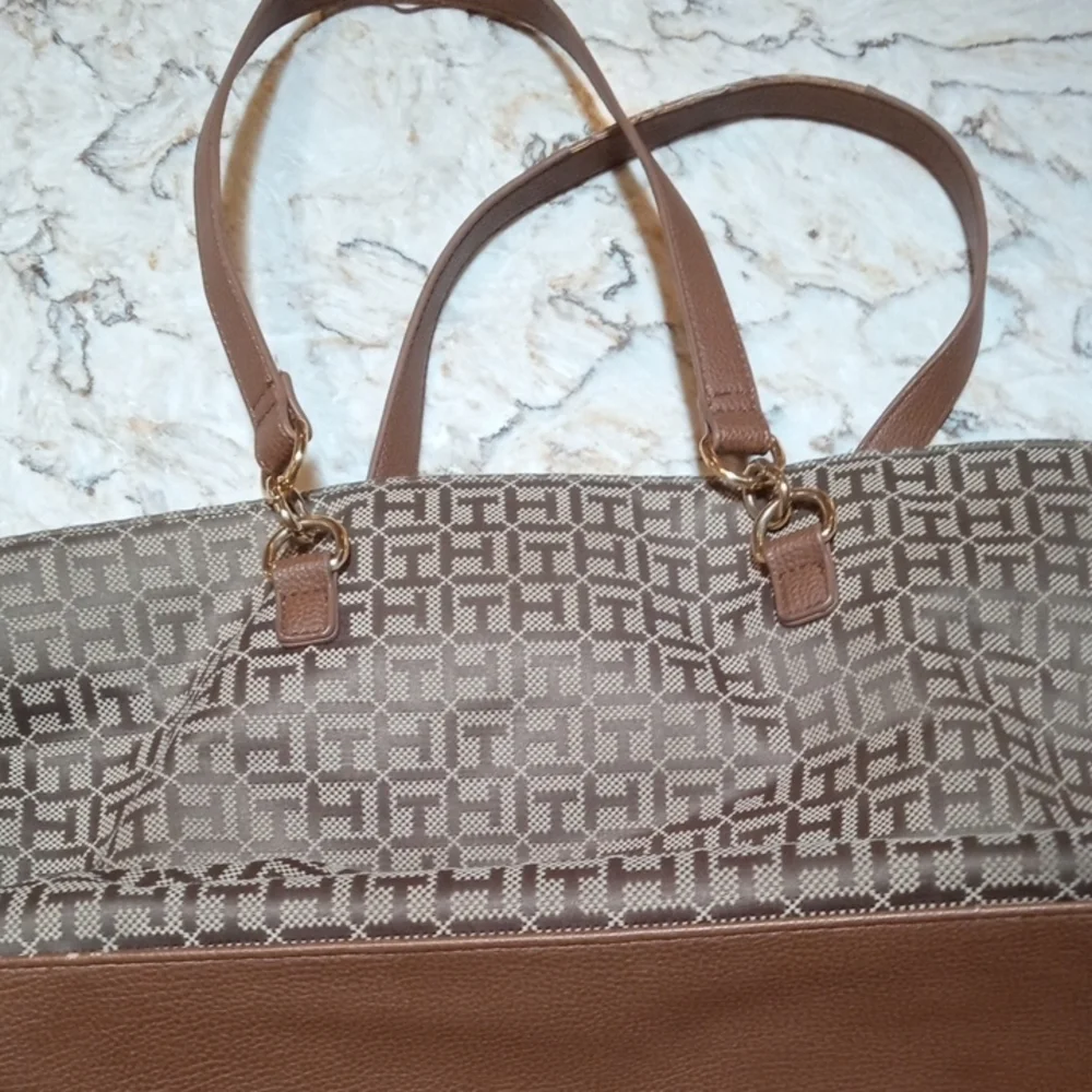 Tommy Hilfiger Brown and Red Shoulder Bag with Smooth Interior and Bright Zipper - Picture 4 of 6